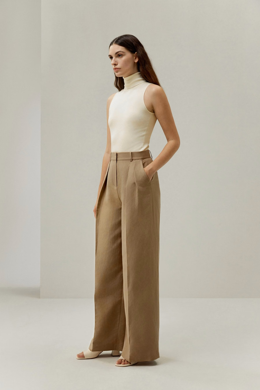 Pantalones de mezcla de seda y lino con pliegues frontales