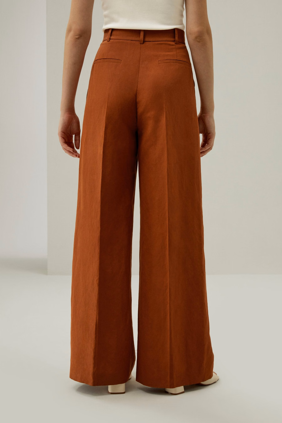 Pantalones de mezcla de seda y lino con pliegues frontales