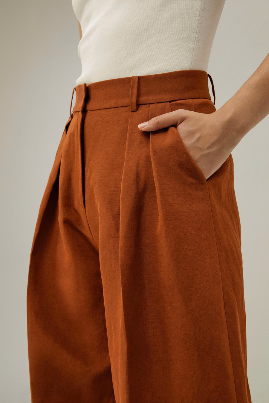 Pantalones de mezcla de seda y lino con pliegues frontales