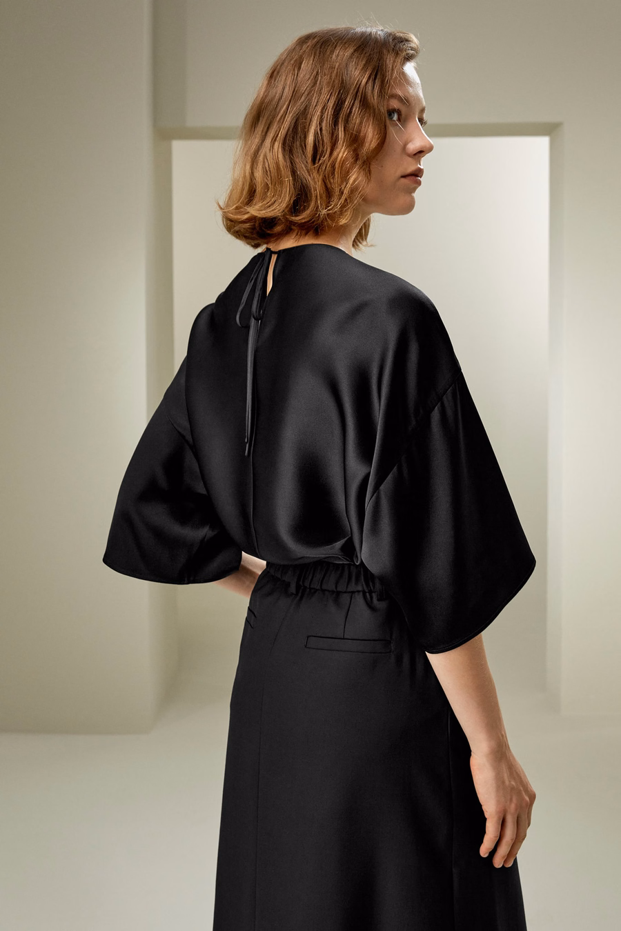 Blusa de seda relajada de cuello redondo