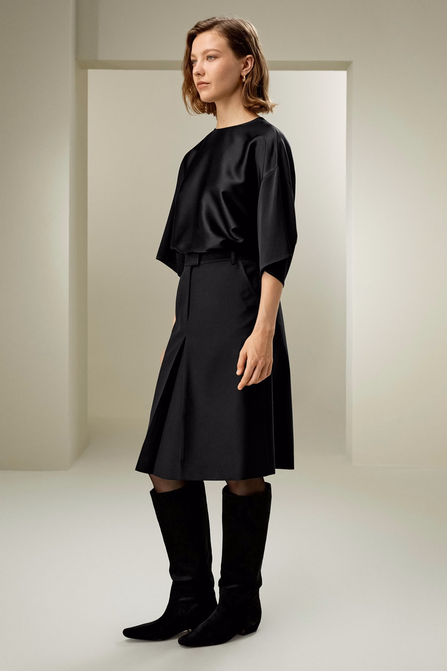Blusa de seda relajada de cuello redondo