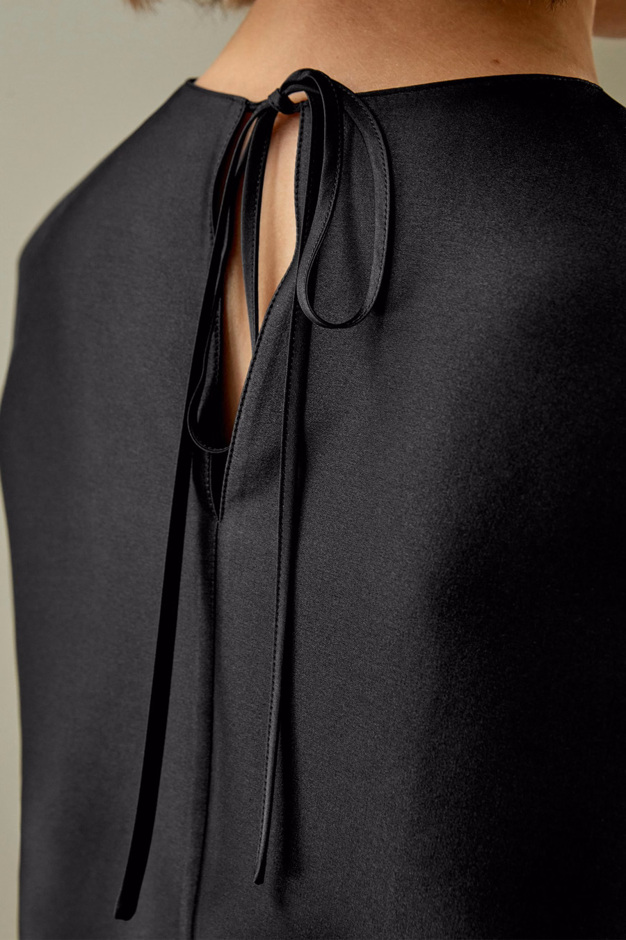 Blusa de seda relajada de cuello redondo