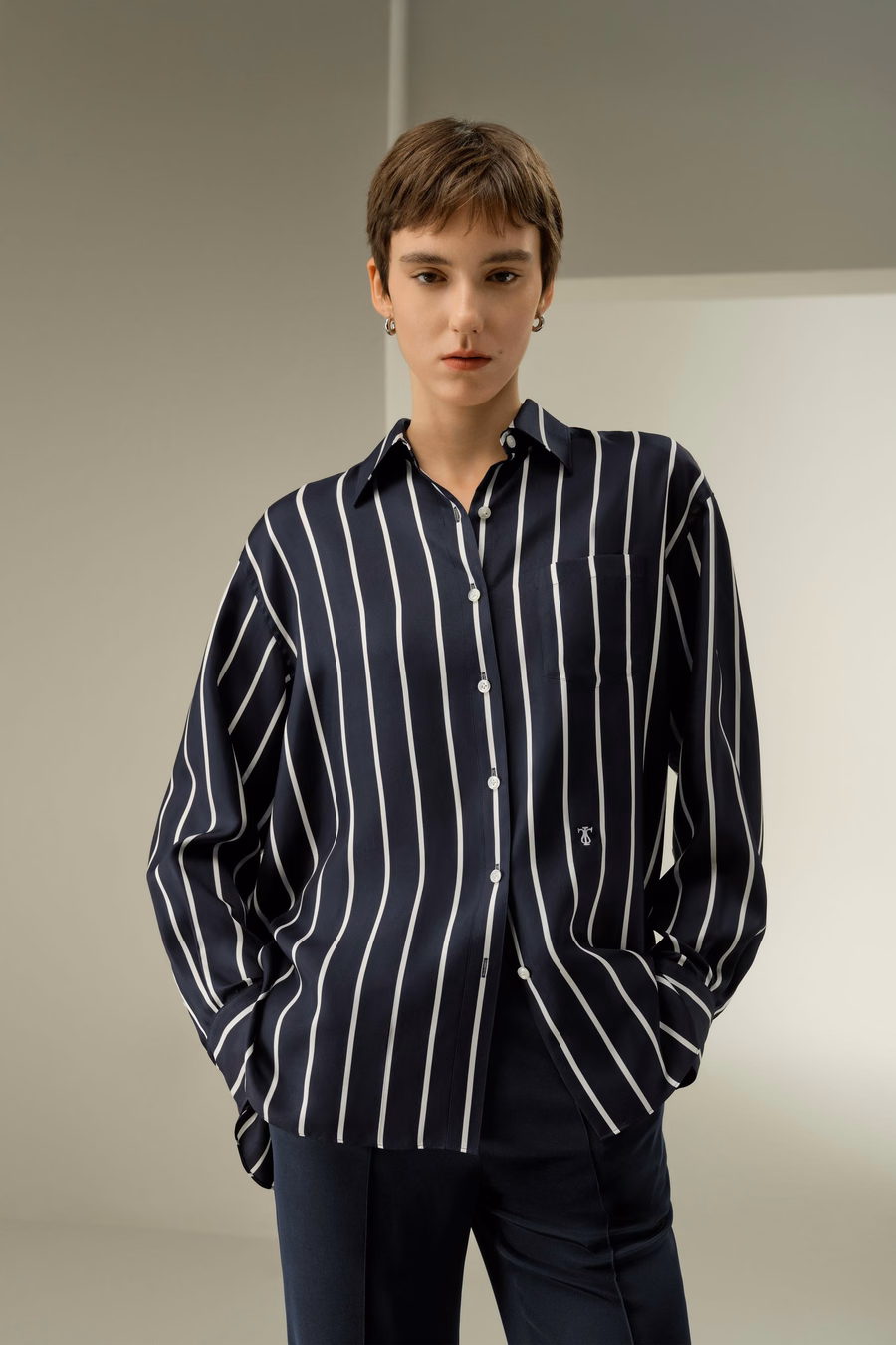 Camisa de botón de seda twill a rayas