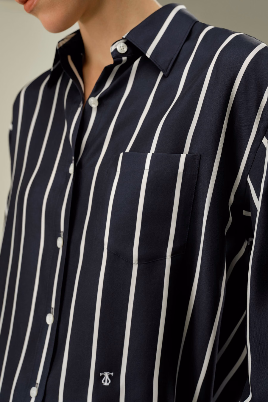 Camisa de botón de seda twill a rayas