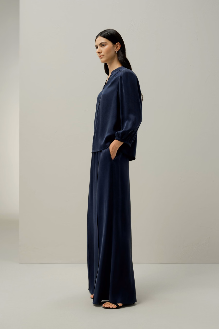 Blusa de seda de gamuza con escote en V