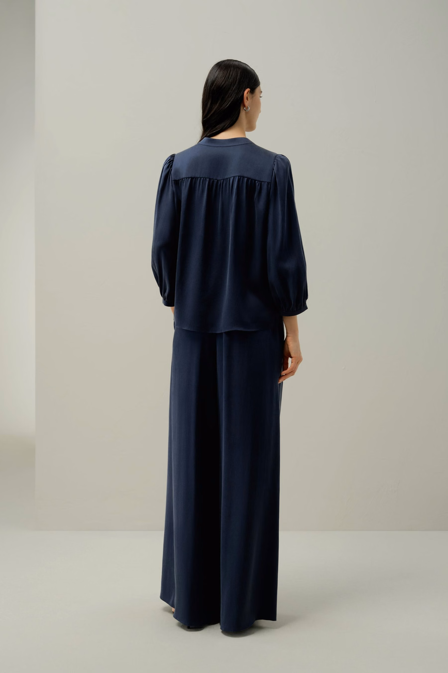 Blusa de seda de gamuza con escote en V