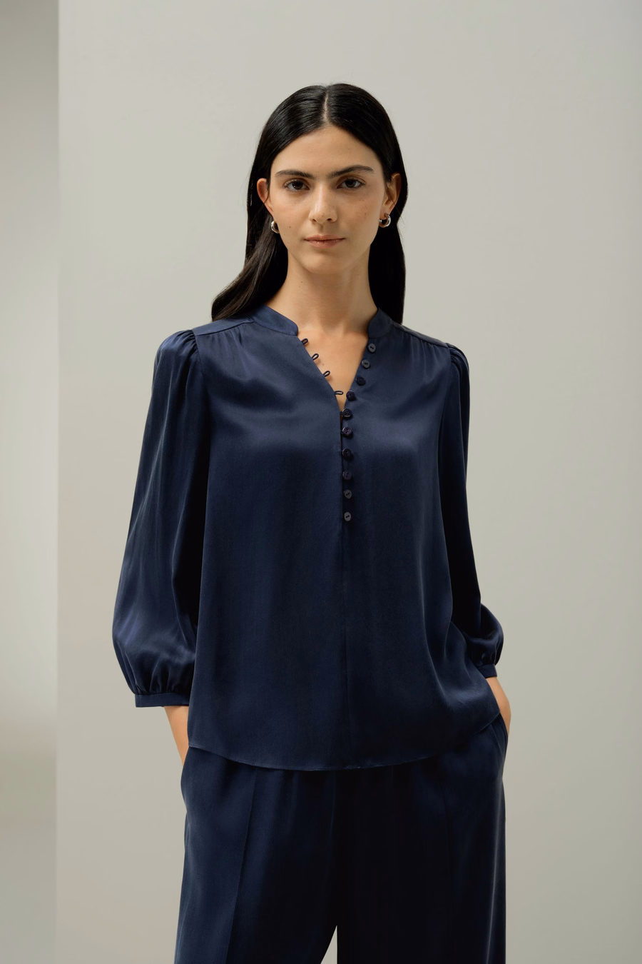 Blusa de seda de gamuza con escote en V