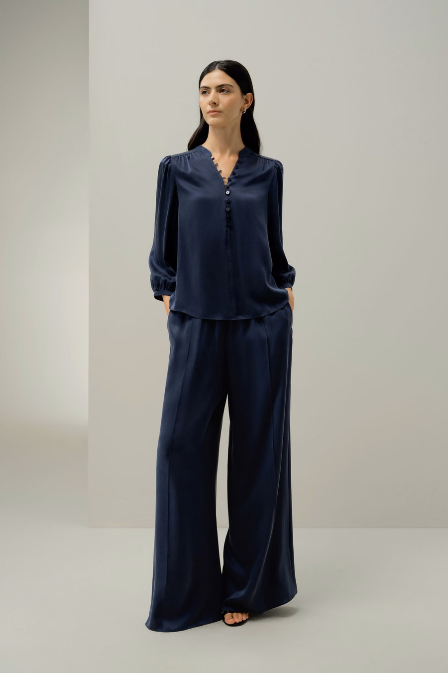 Blusa de seda de gamuza con escote en V