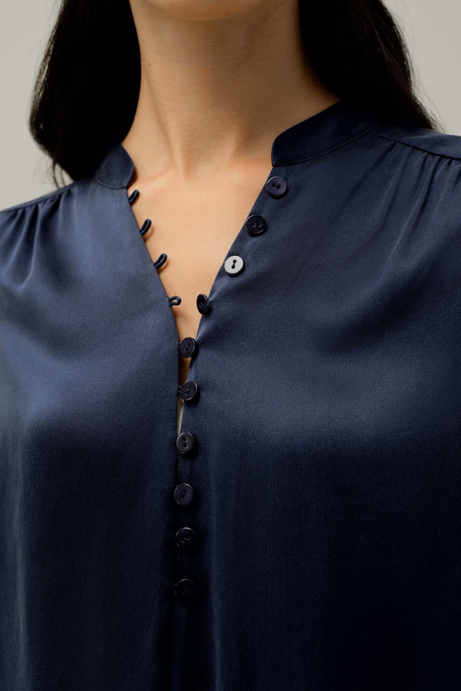 Blusa de seda de gamuza con escote en V