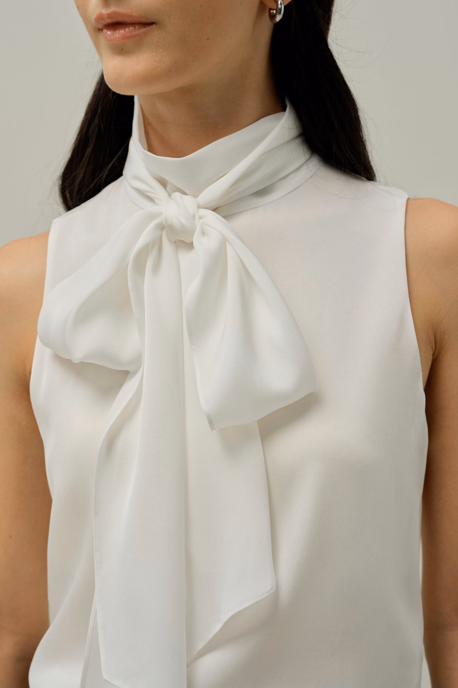 Blusa de Seda sin Mangas con Cuello de Lazo