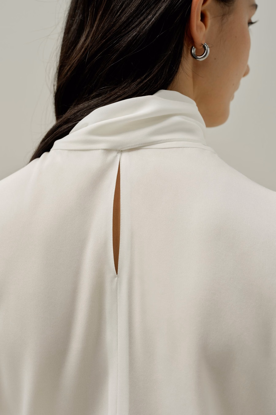 Blusa de Seda sin Mangas con Cuello de Lazo