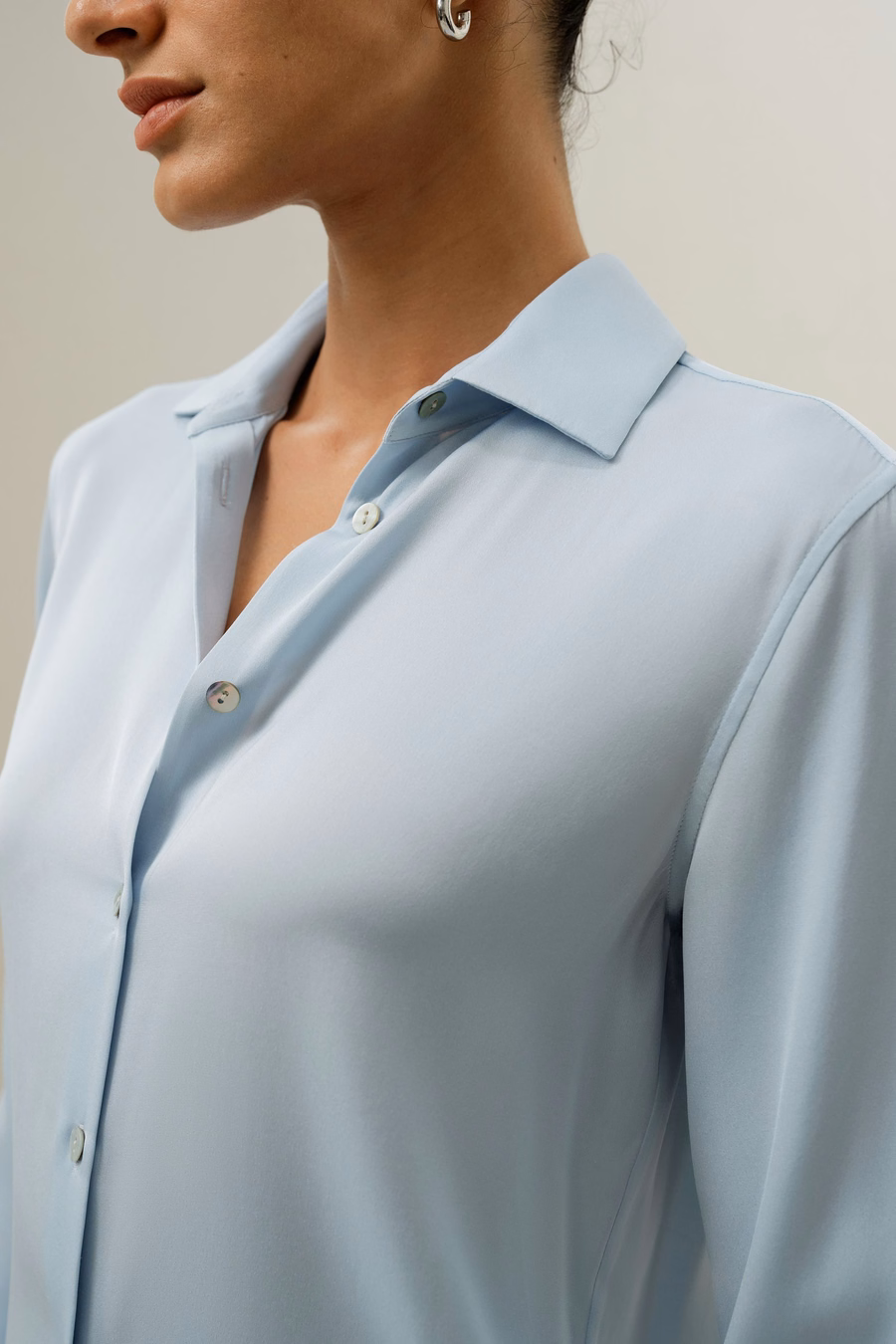 Camisa de Seda con Cuello Abierto