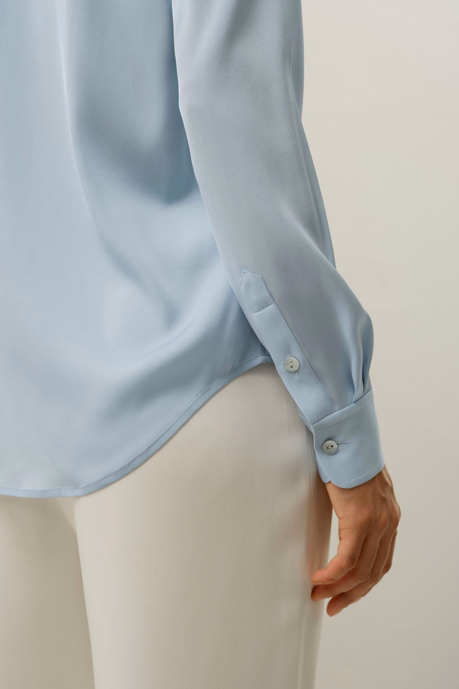 Camisa de Seda con Cuello Abierto