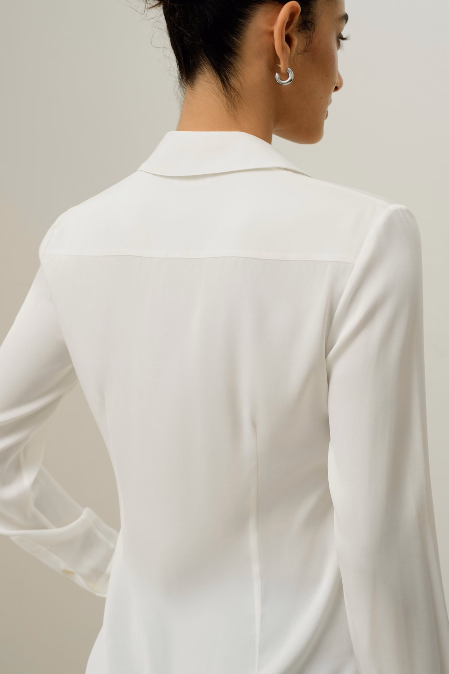 Camisa de seda con silueta elegante