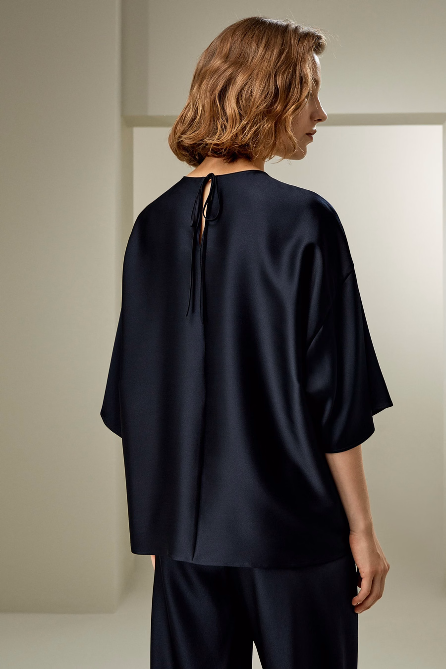 Blusa de seda relajada de cuello redondo