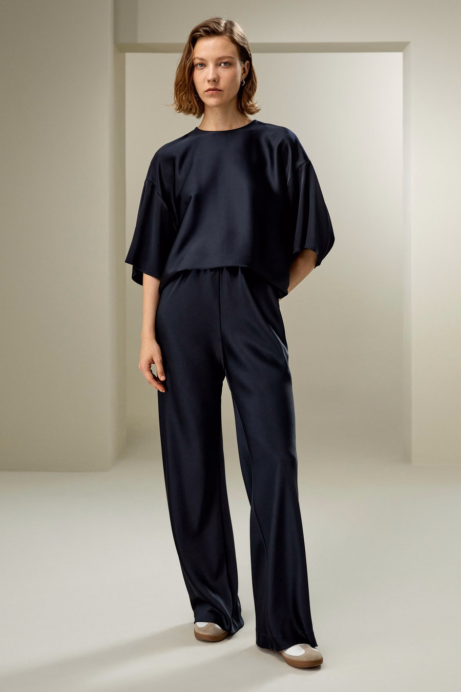 Blusa de seda relajada de cuello redondo