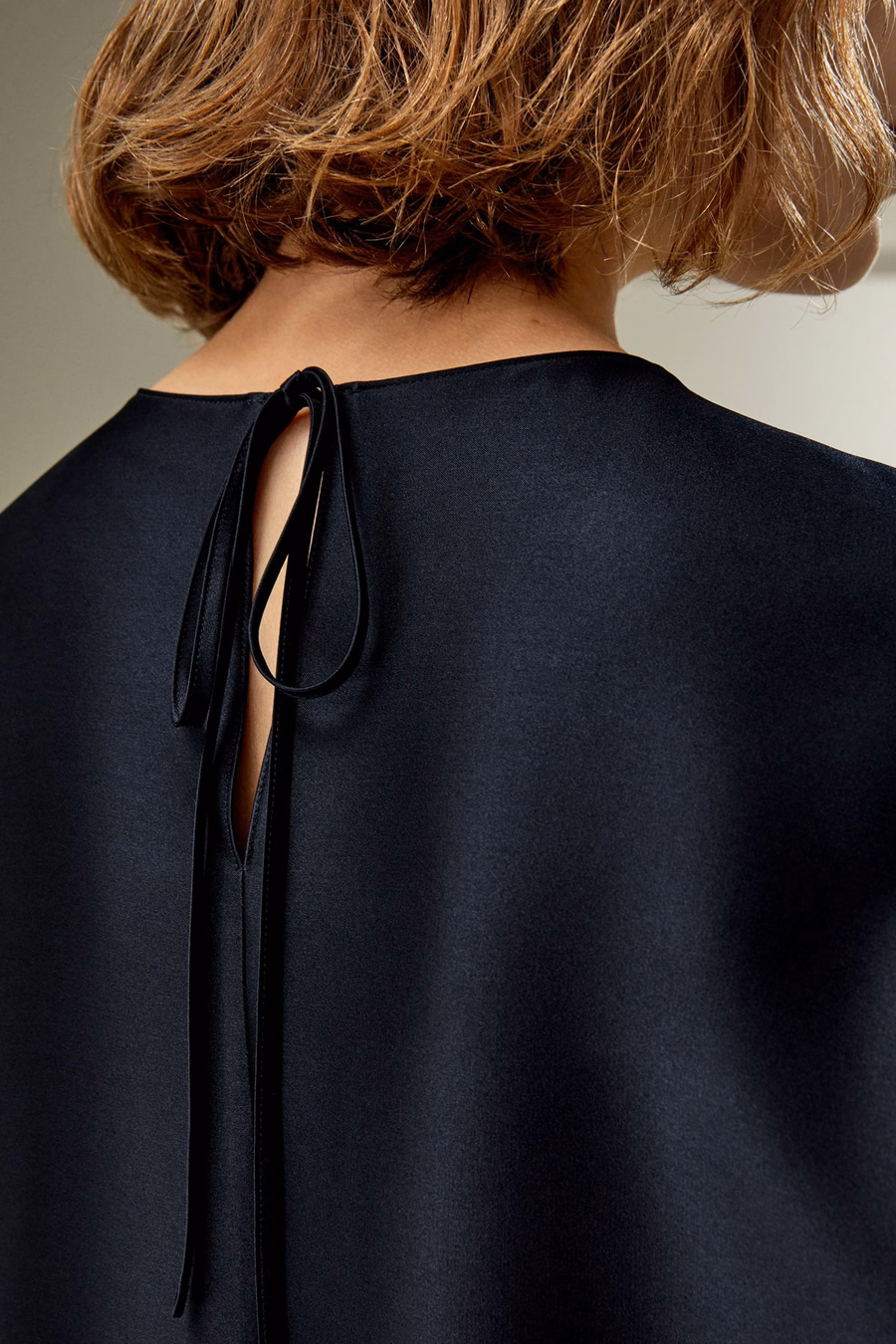 Blusa de seda relajada de cuello redondo