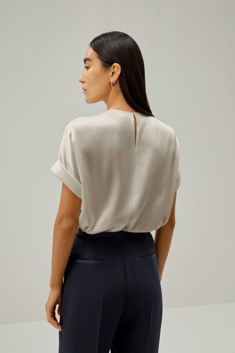 Camisa de seda con cuello redondo y mangas oblicuas