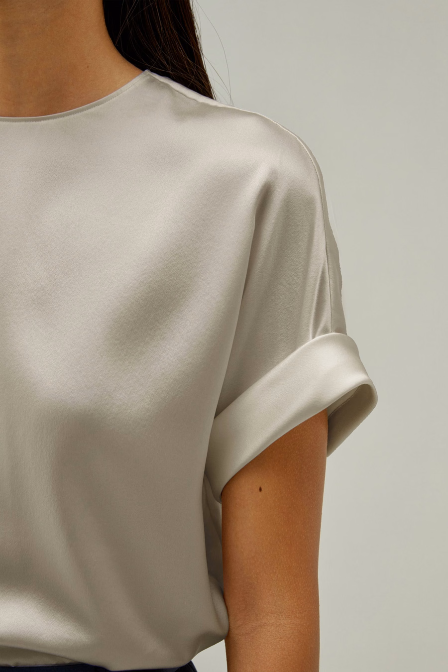 Camisa de seda con cuello redondo y mangas oblicuas