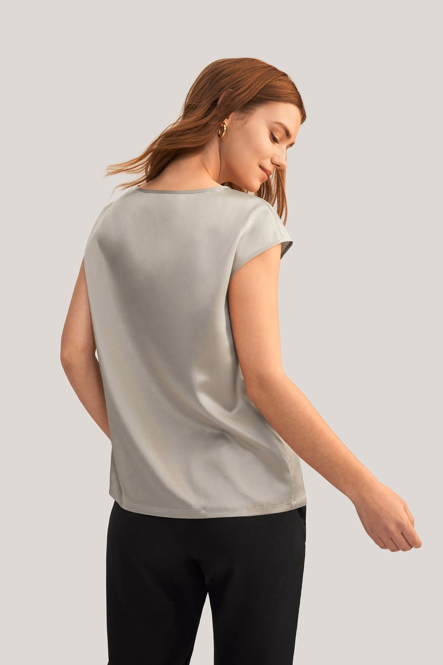 camiseta de seda con mangas básicas
