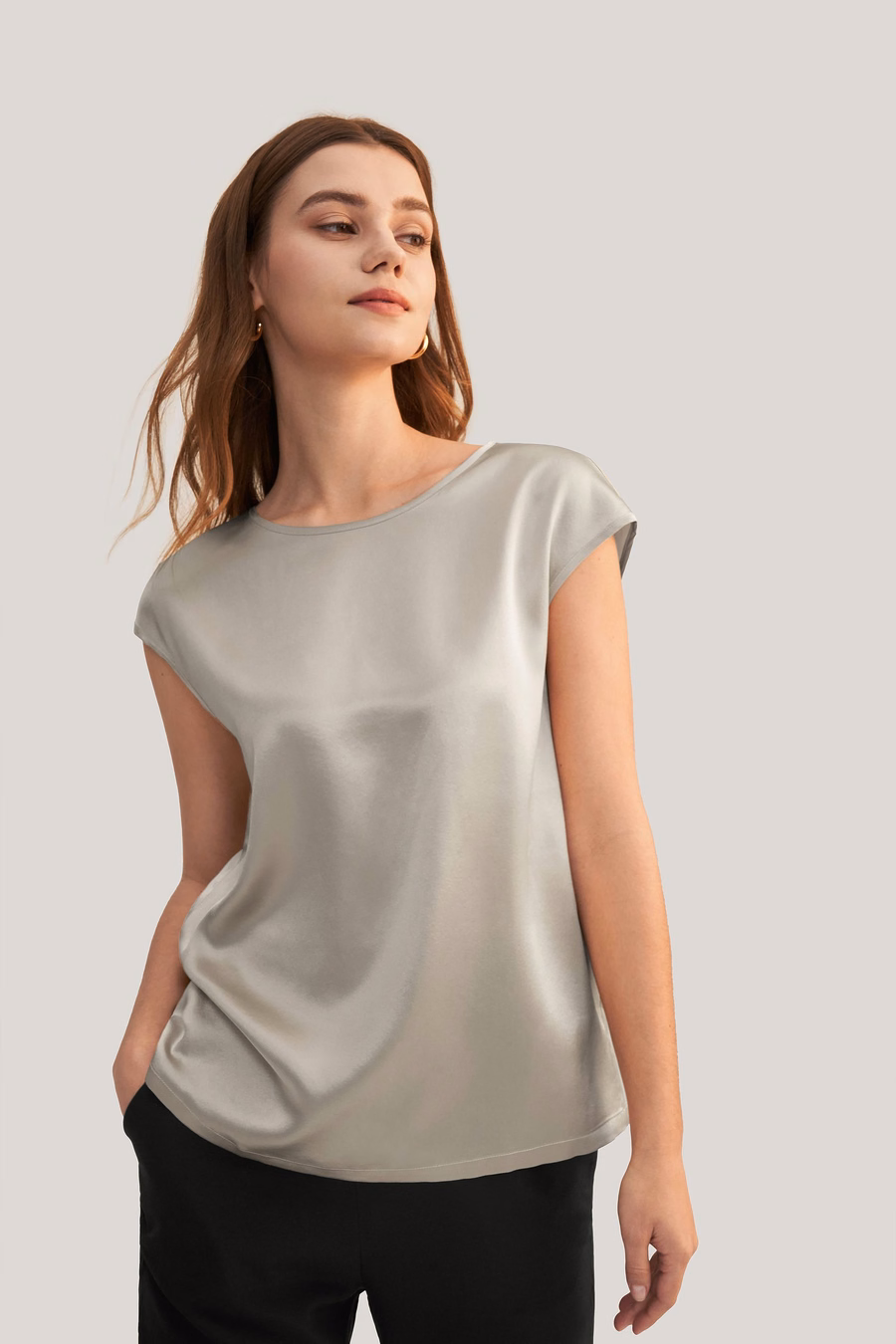 camiseta de seda con mangas básicas