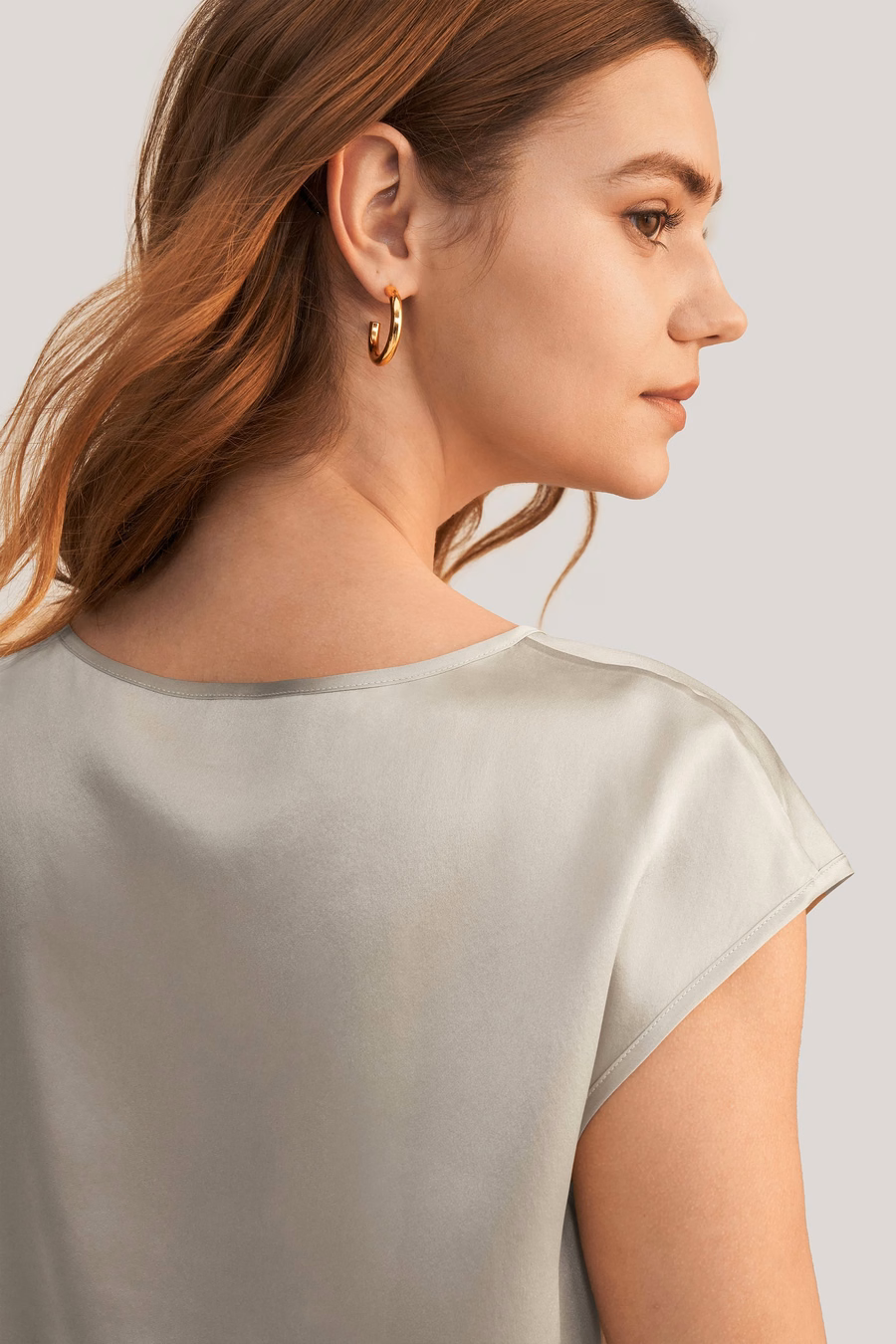 camiseta de seda con mangas básicas