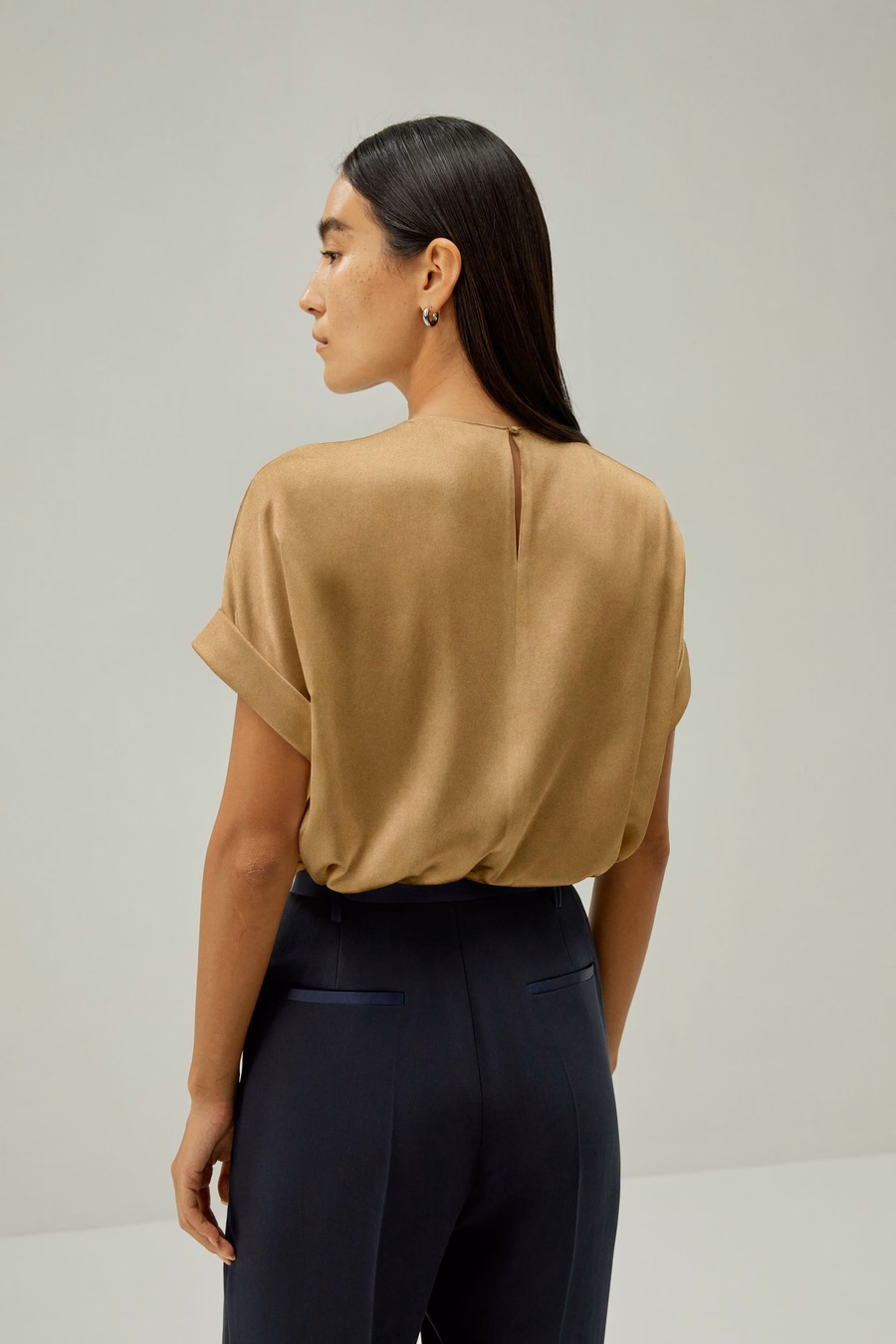 Camisa de seda con cuello redondo y mangas oblicuas