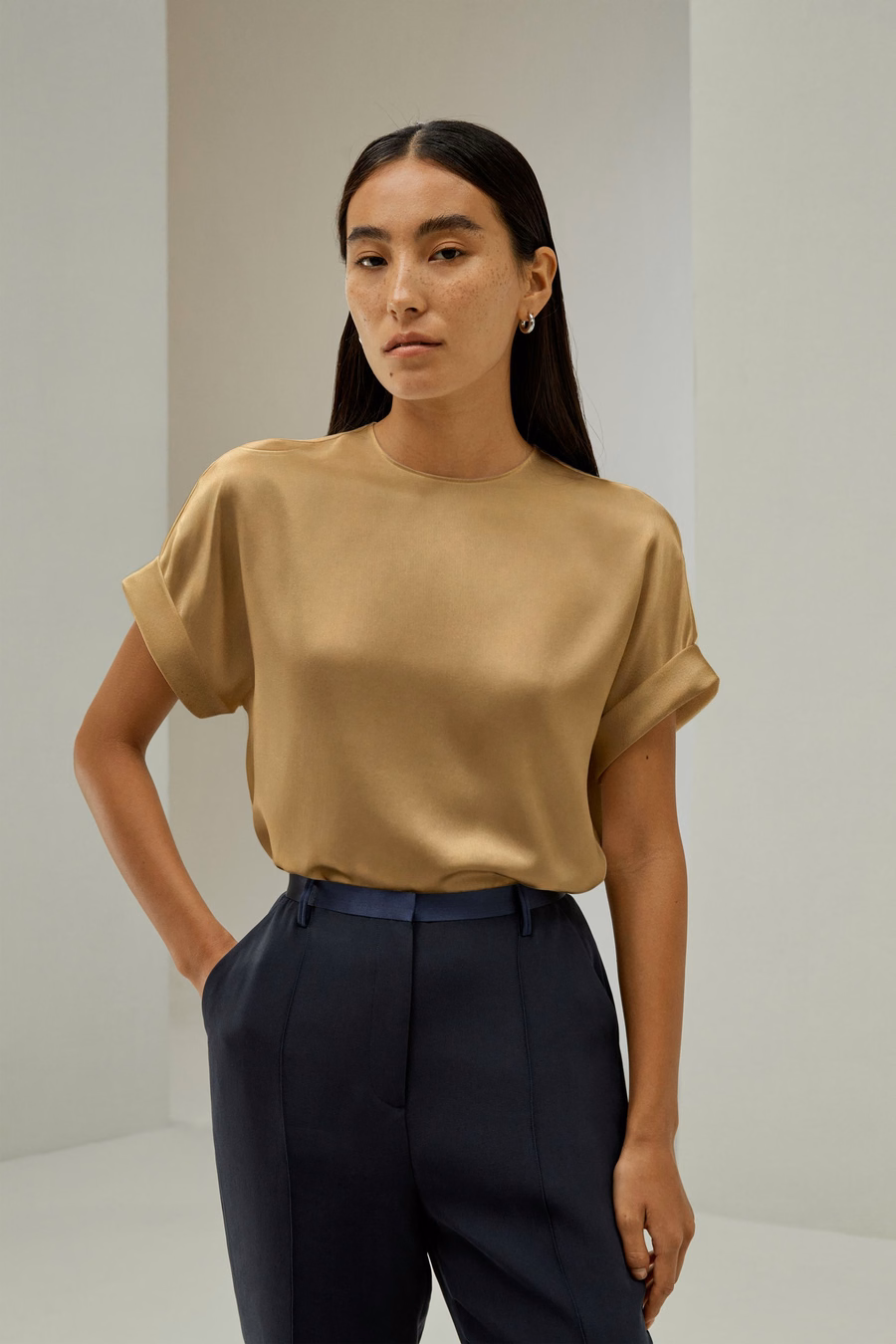Camisa de seda con cuello redondo y mangas oblicuas