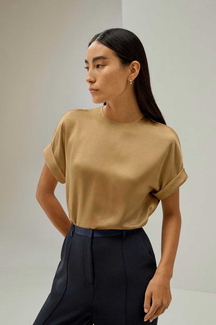 Camisa de seda con cuello redondo y mangas oblicuas