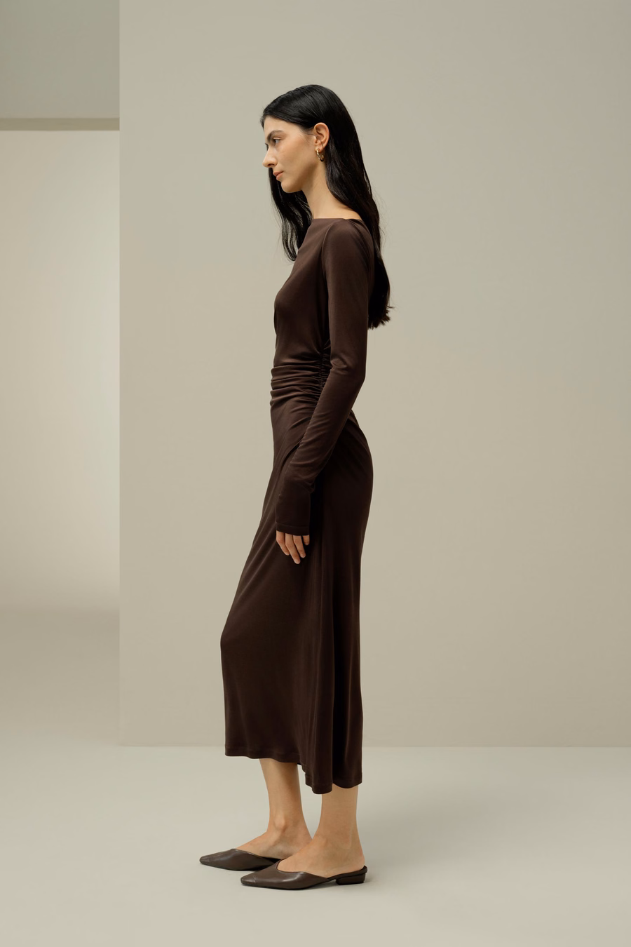 Vestido Midi Arrugado de Seda Elegante