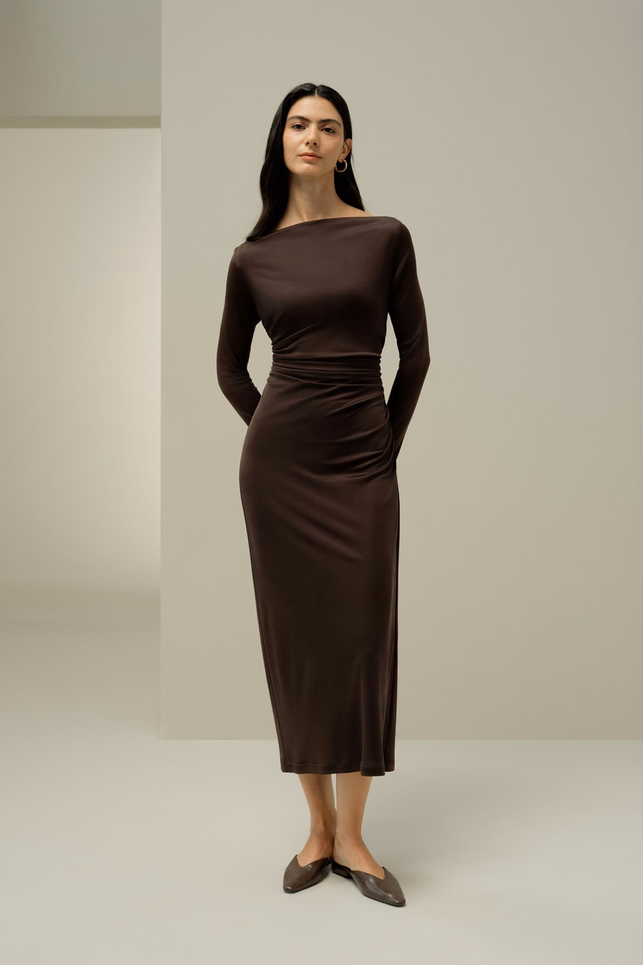 Vestido Midi Arrugado de Seda Elegante