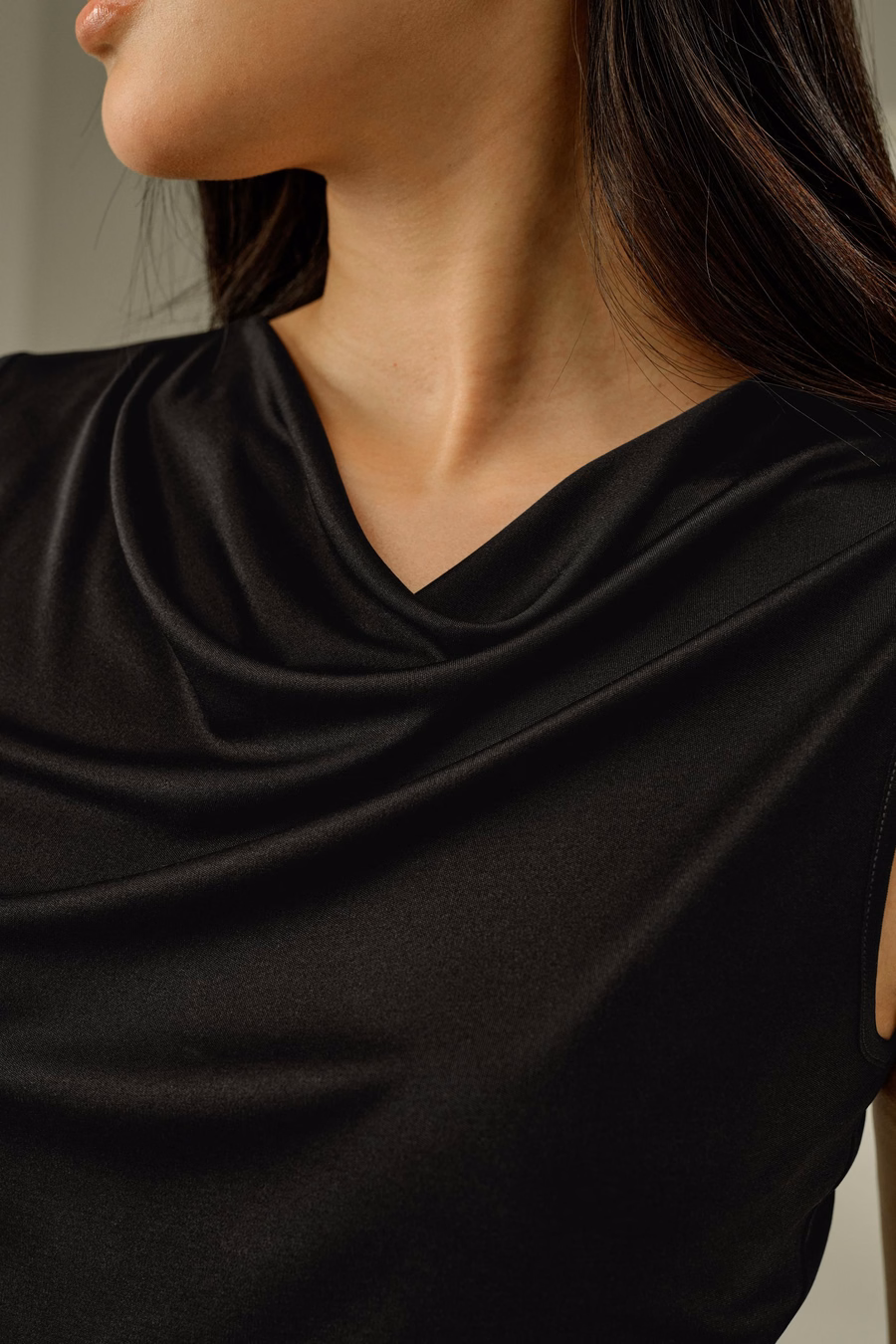 Top Sin Mangas con Cuello de Cowl de Seda Jersey