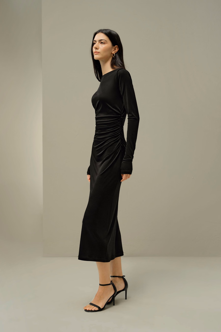 Vestido Midi Arrugado de Seda Elegante