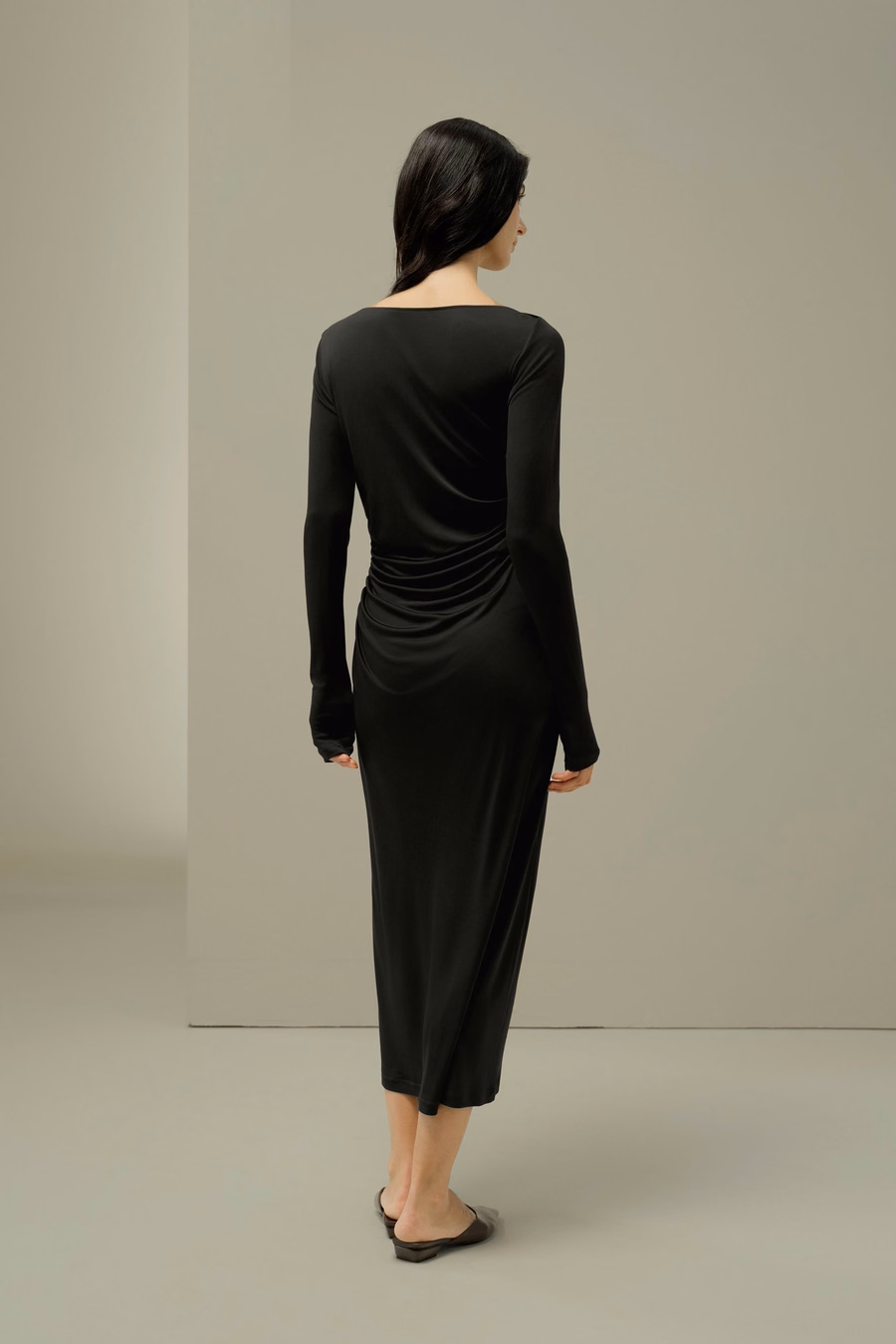 Vestido Midi Arrugado de Seda Elegante
