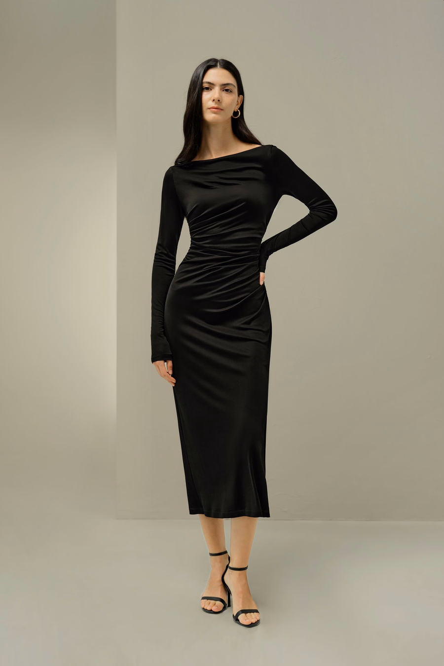 Vestido Midi Arrugado de Seda Elegante