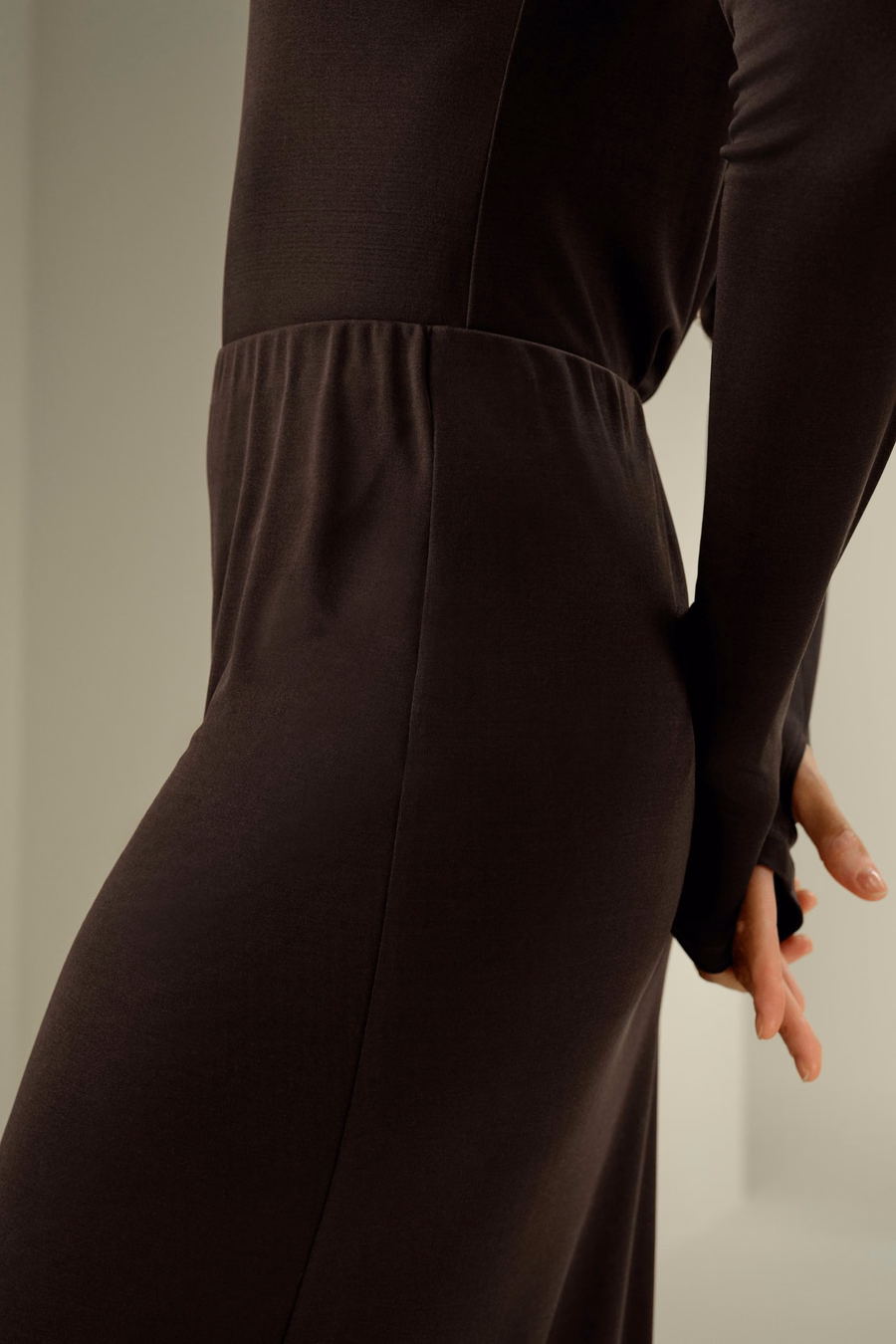 Falda Midi de Seda Elegante