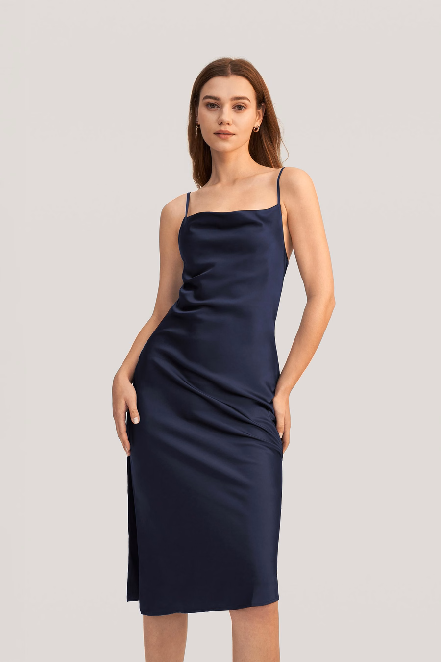 Vestido de Seda con Cuello Cowl Elegante y Atractivo