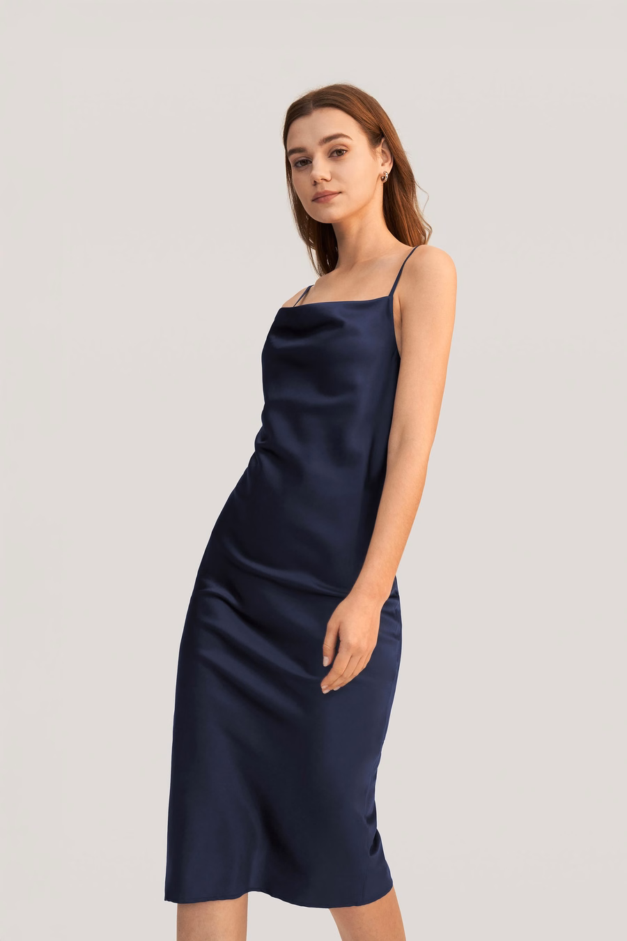 Vestido de Seda con Cuello Cowl Elegante y Atractivo