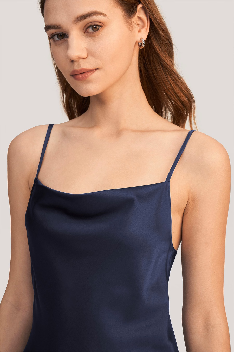Vestido de Seda con Cuello Cowl Elegante y Atractivo