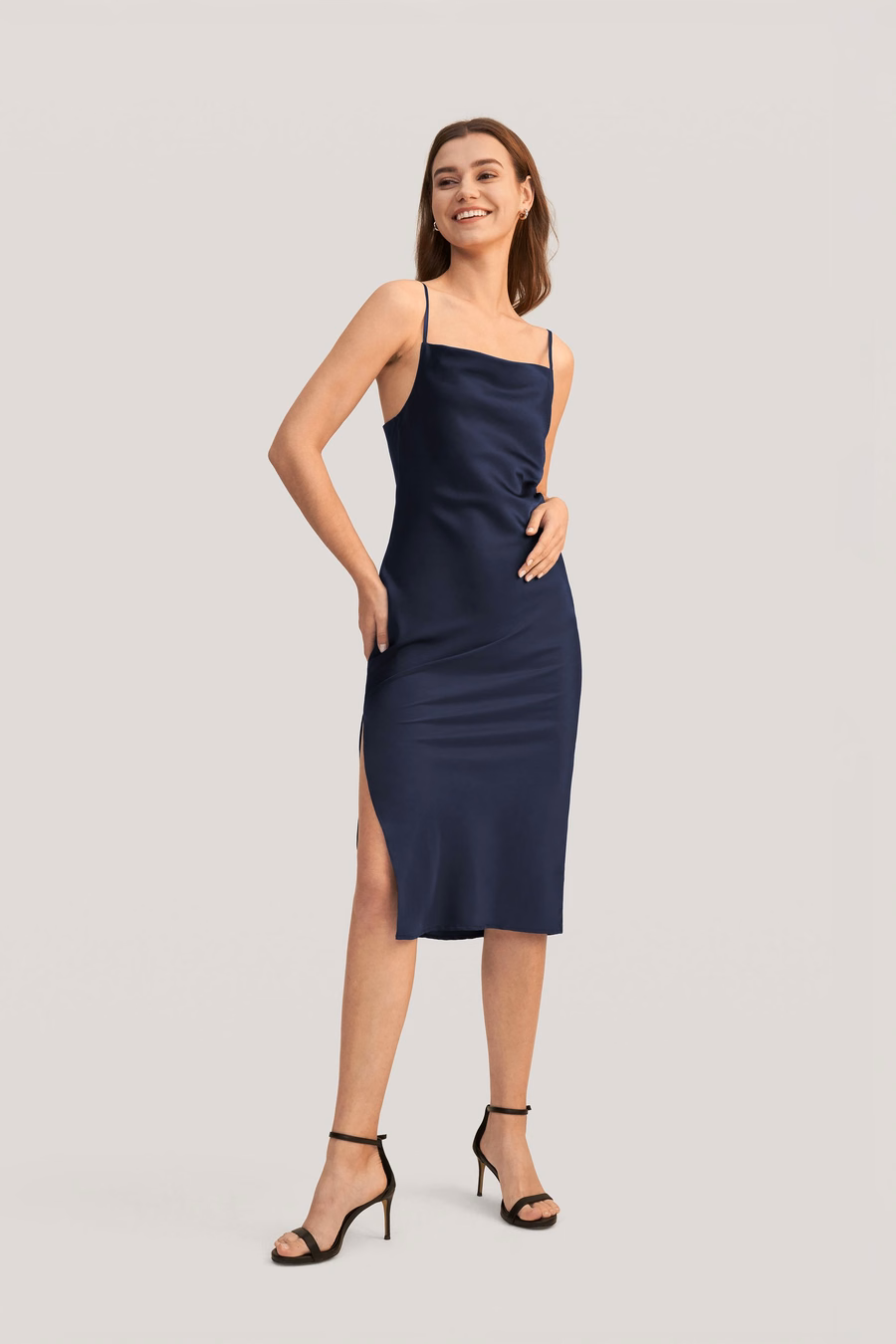 Vestido de Seda con Cuello Cowl Elegante y Atractivo