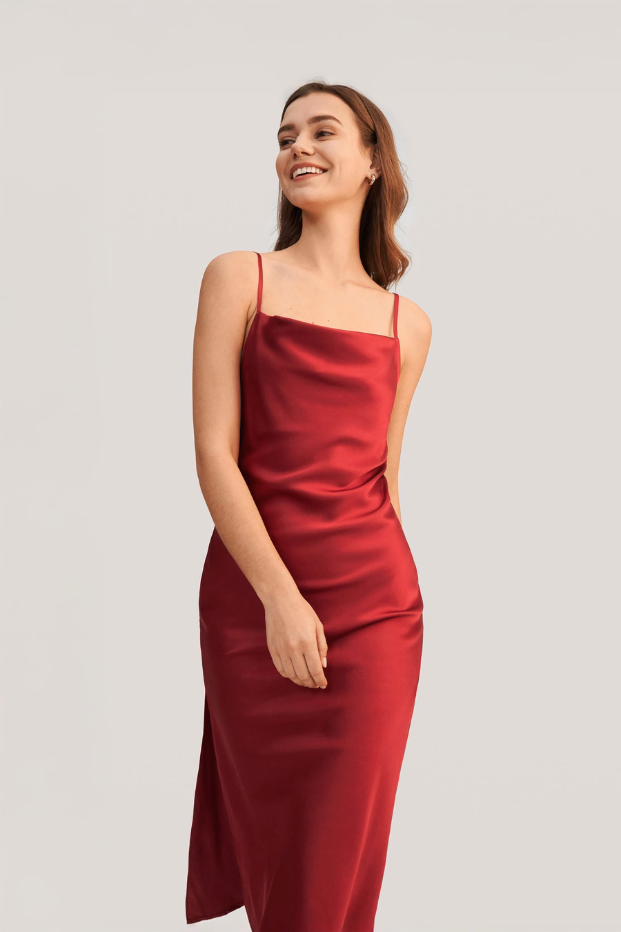 Vestido de Seda con Cuello Cowl Elegante y Atractivo