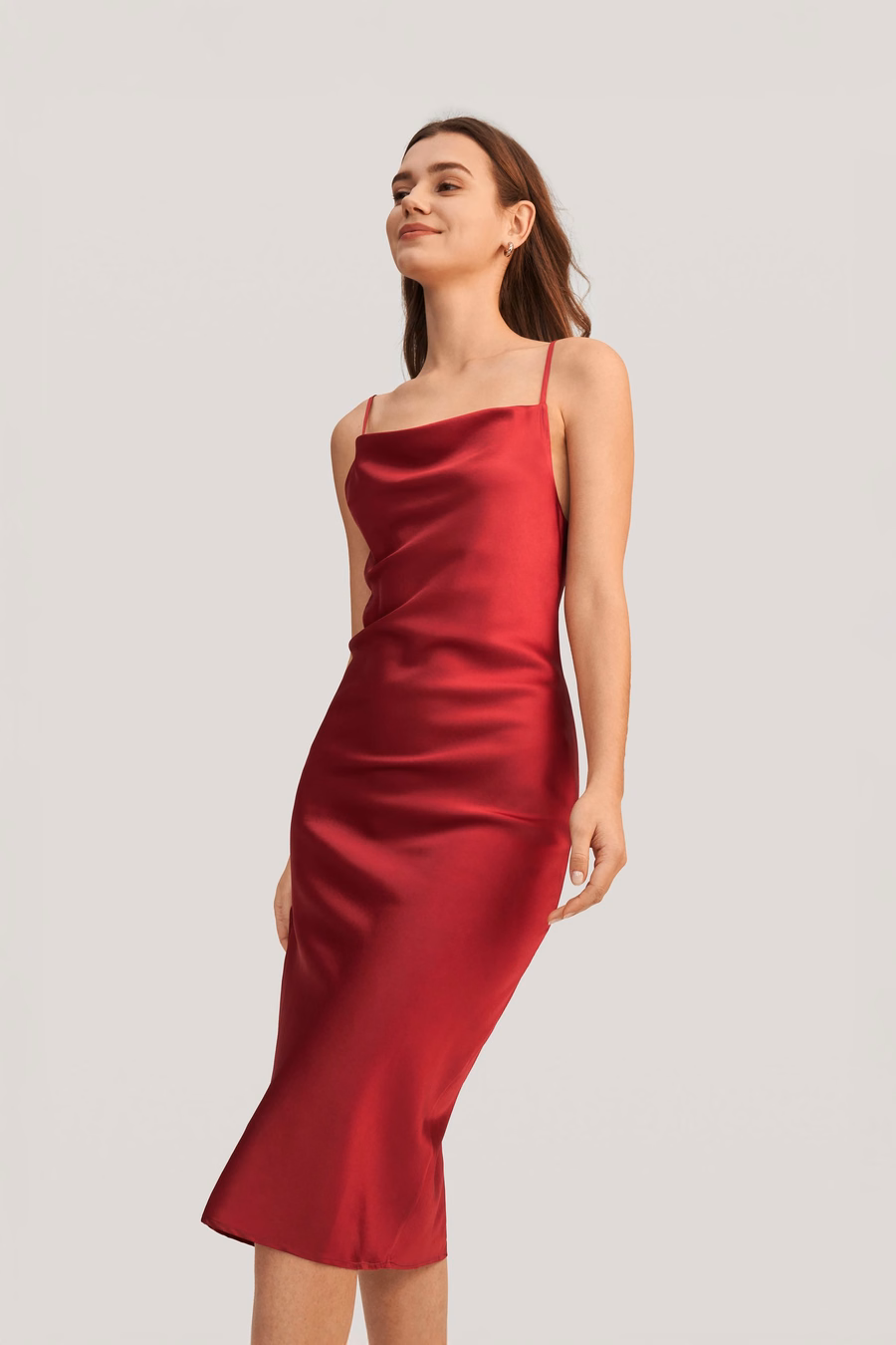 Vestido de Seda con Cuello Cowl Elegante y Atractivo