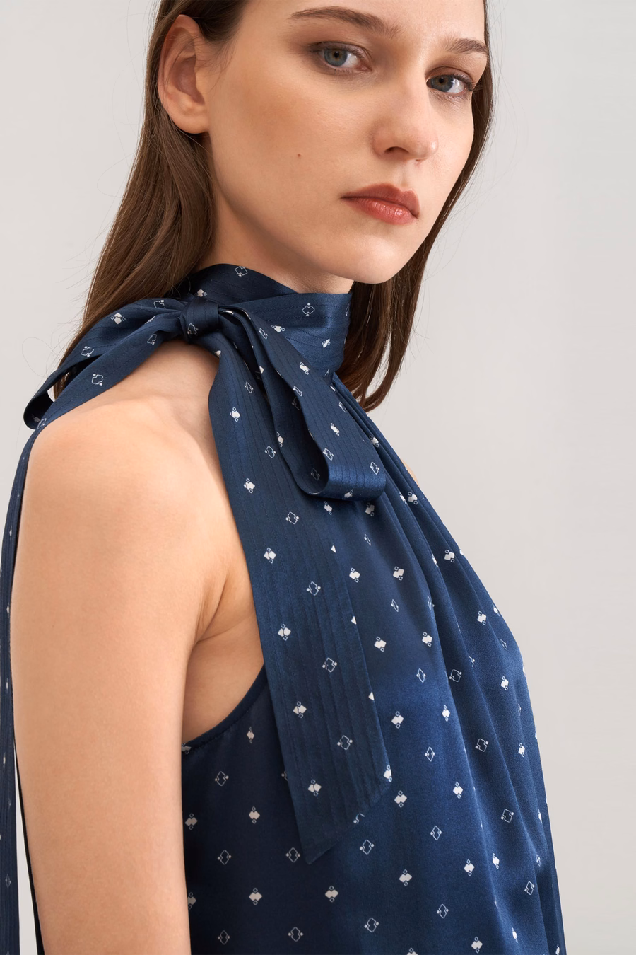Camisa de seda con cuello halter