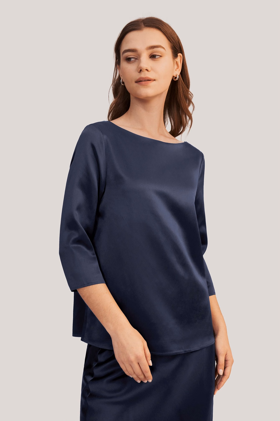Blusa de seda con cuello barco de 3/4 de manga