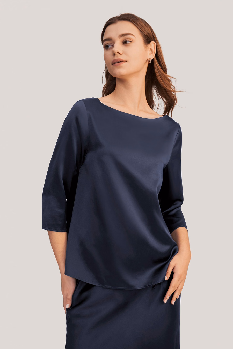 Blusa de seda con cuello barco de 3/4 de manga