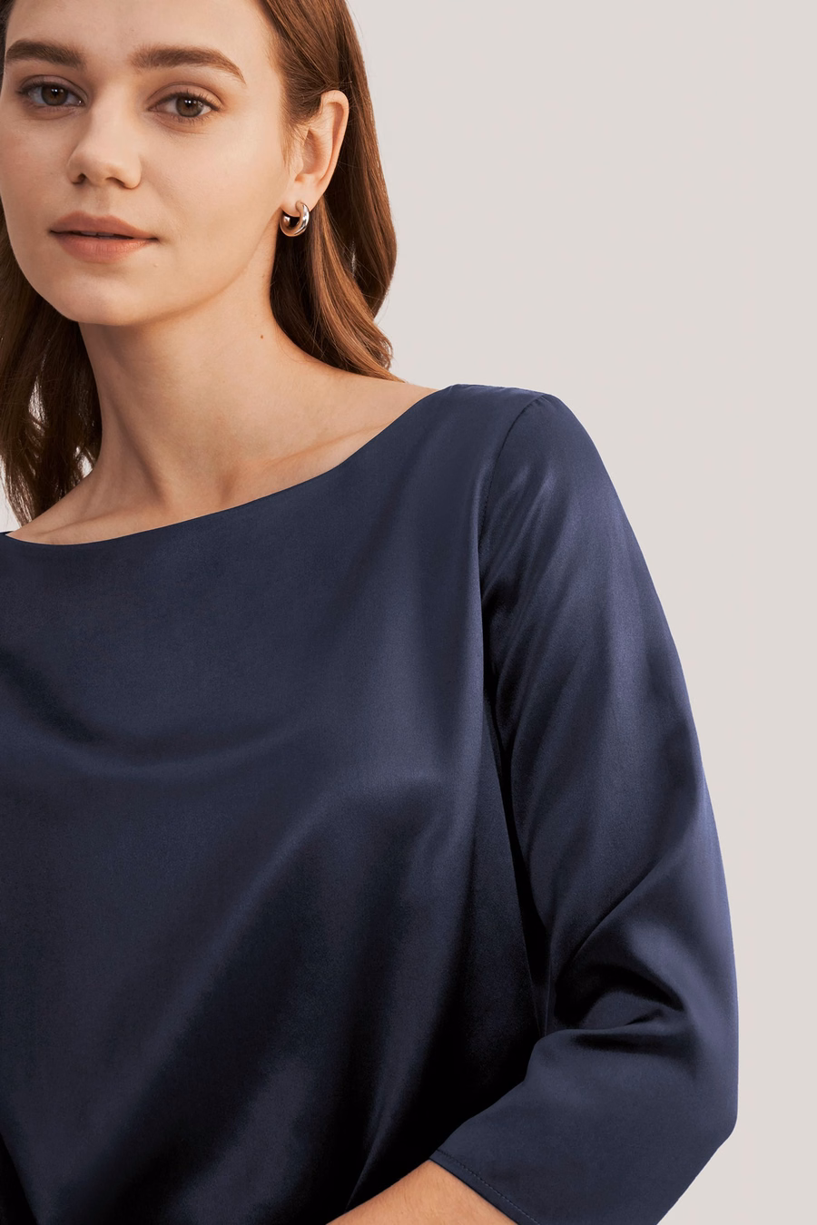Blusa de seda con cuello barco de 3/4 de manga