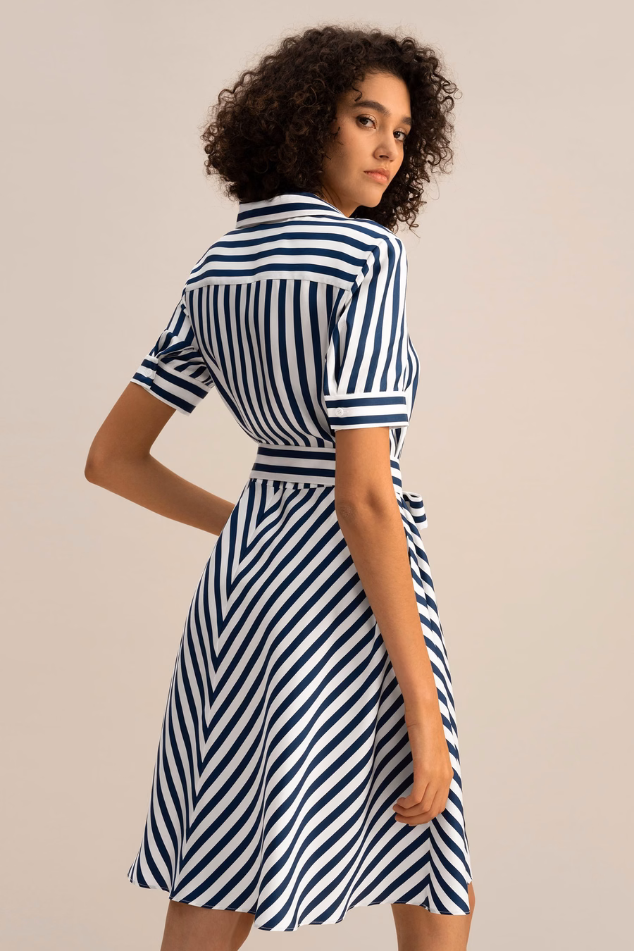 Vestido de seda Amalfi con rayas y cinturón