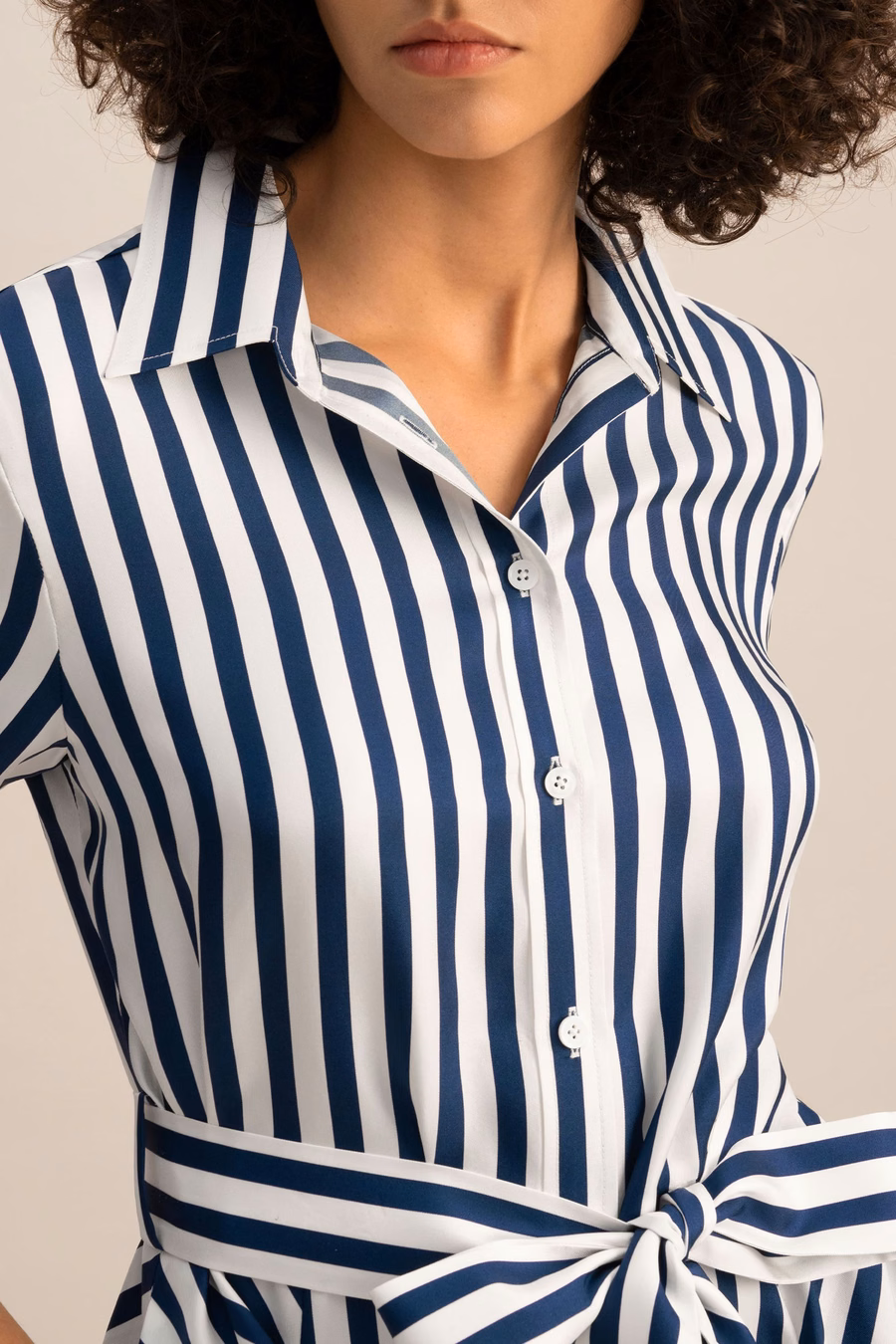 Vestido de seda Amalfi con rayas y cinturón