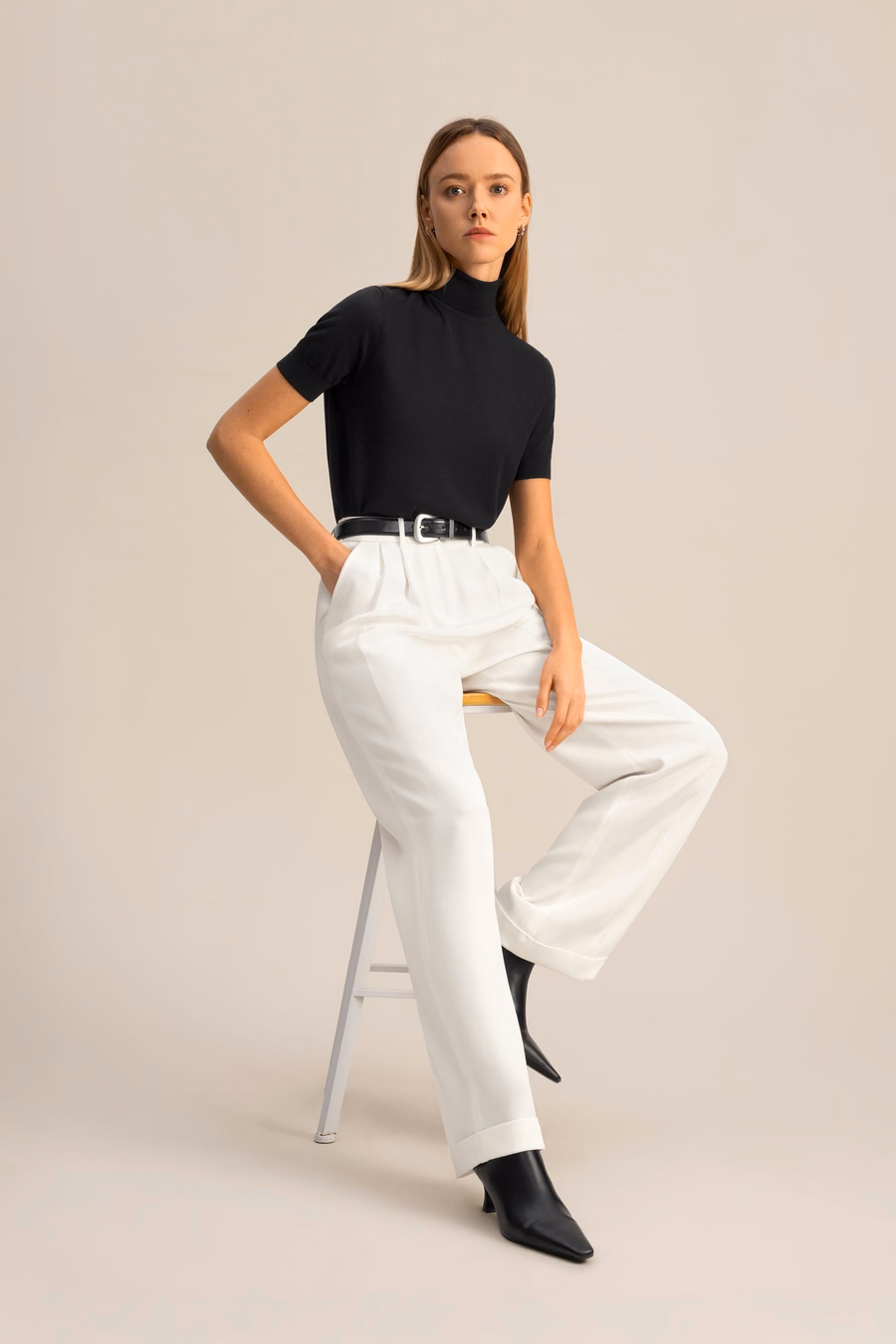 Pantalones de seda densos de pierna ancha con pliegues atemporales