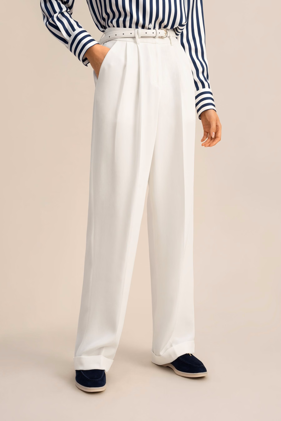 Pantalones de seda densos de pierna ancha con pliegues atemporales